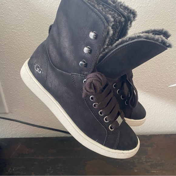 UGG Women’s Starlyn Full Grain Leather Fold Over Trainers - Black (Size 5)🌹 - Picture 9 of 14